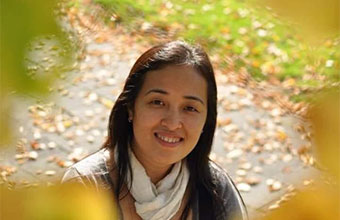 Chị Kim Anh, cảm nhận lớp tranh sơn mài